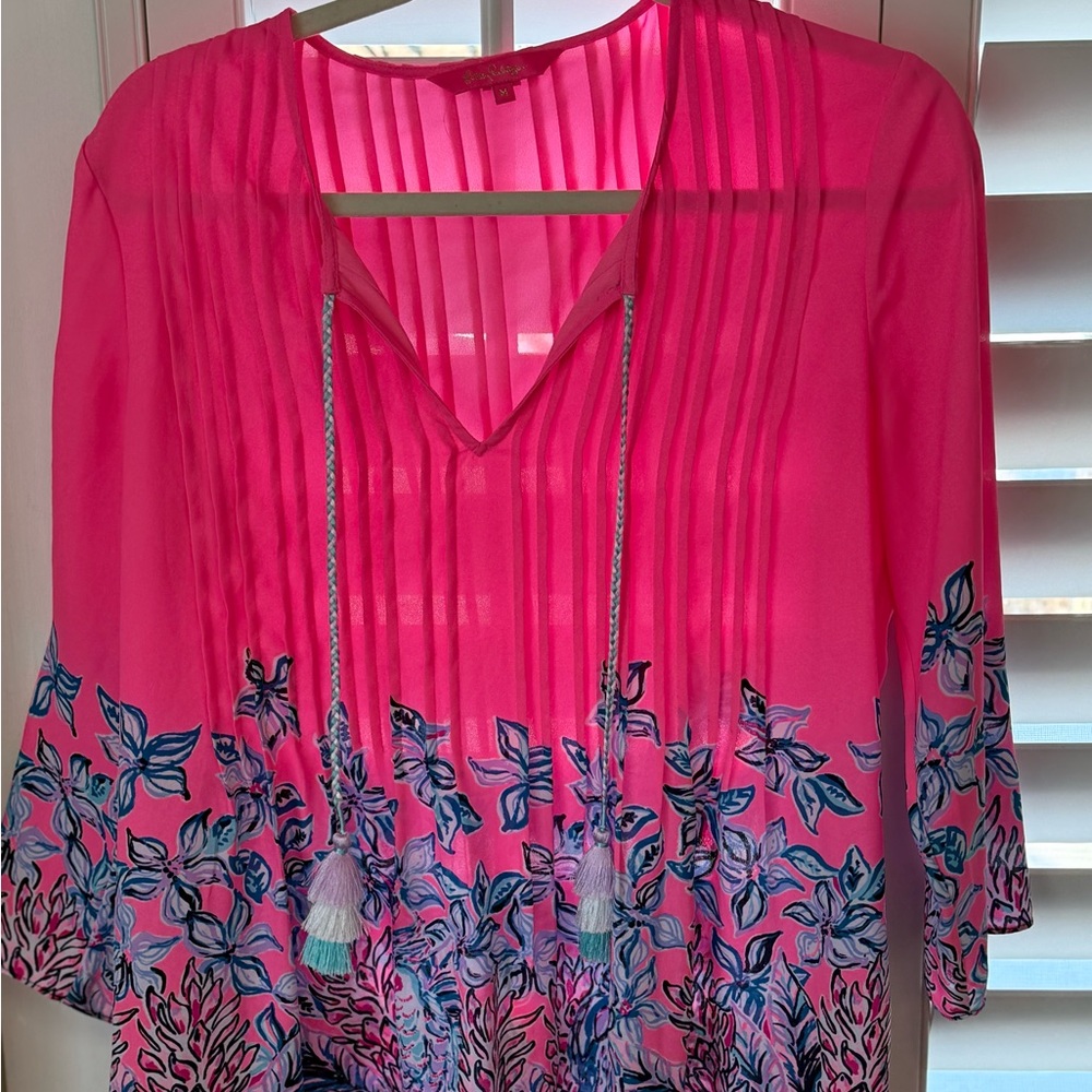 Lily Pulitzer size Medium. Beautiful top with vibrant colored.